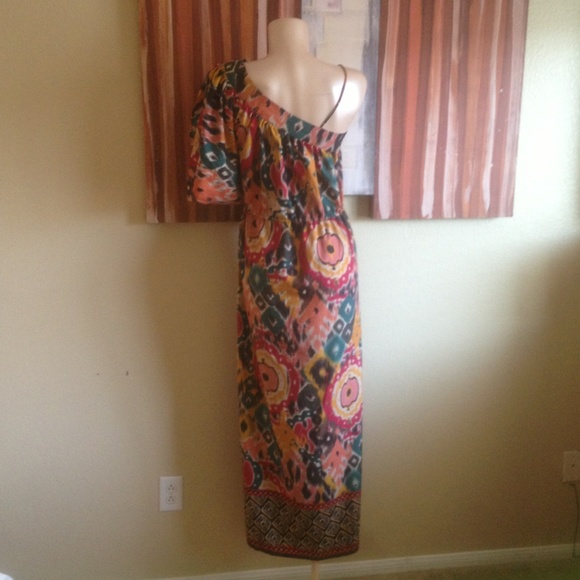 Cold shoulder dress  with slit at bottom and arm - Picture 4 of 4