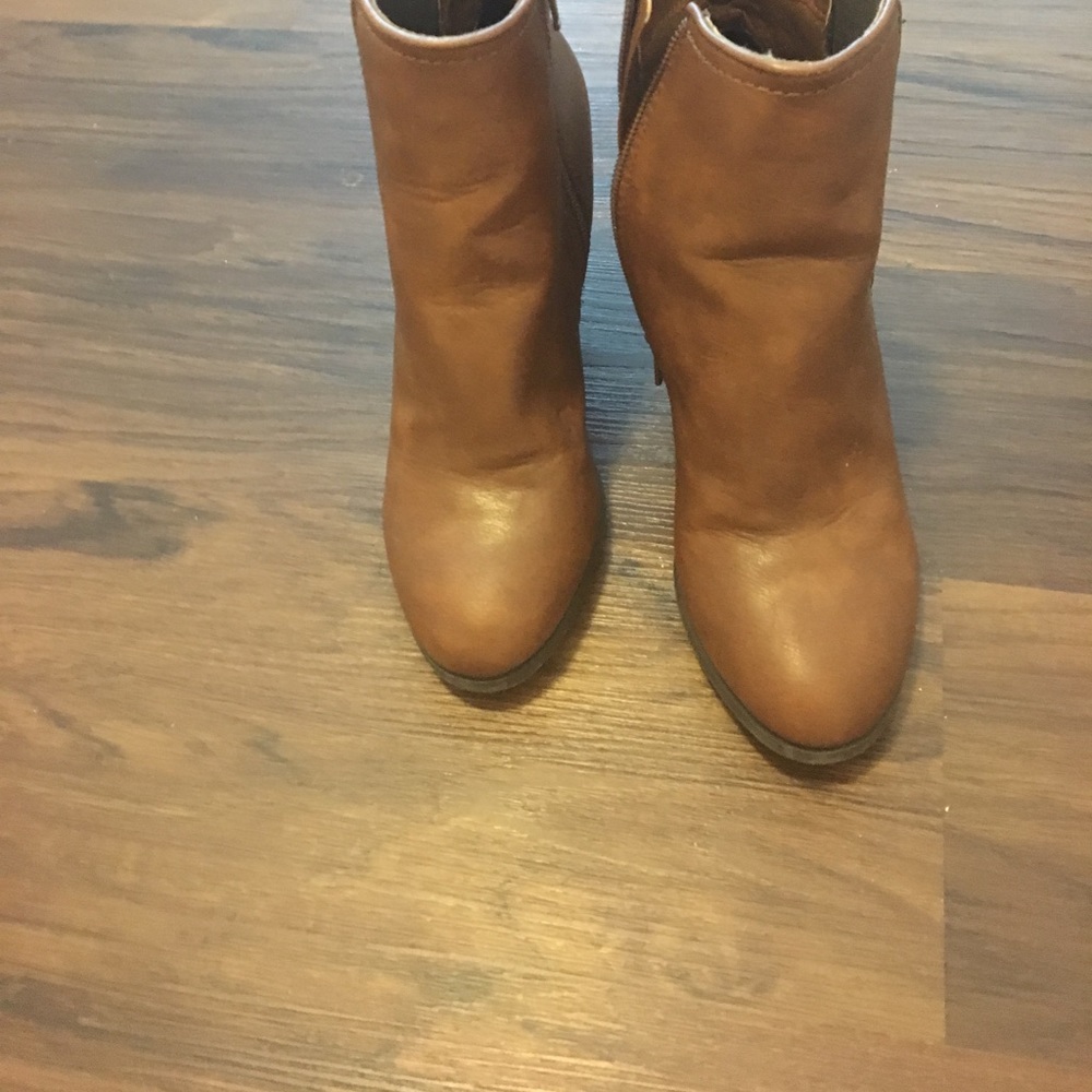 I m selling shoes for girls