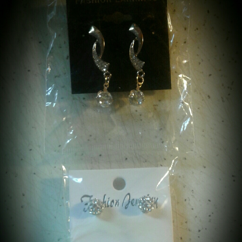 2 pairs of fashion earrings