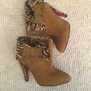 Betsy Johnson Leopard Booties EUC
