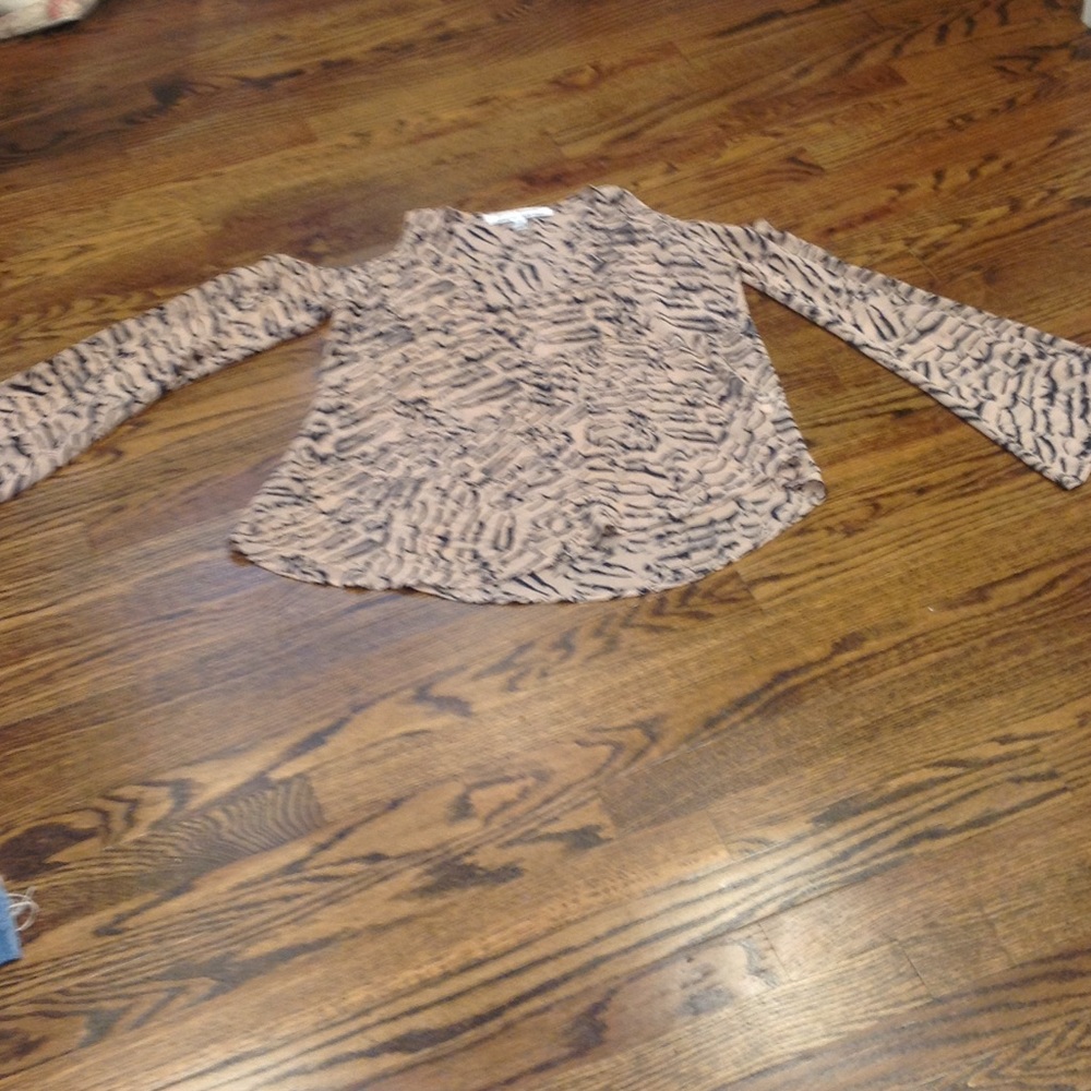 Lovers+friends cold shoulder top size XS