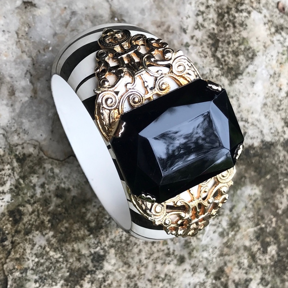 ✨Wooden bracelet with decorative black stone✨