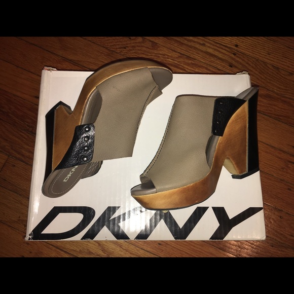 DKNY Hayden Clogs - Picture 2 of 7
