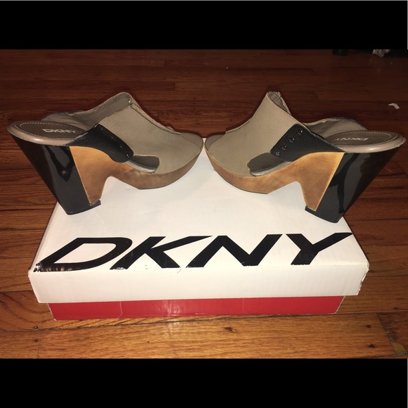 DKNY Hayden Clogs - Picture 3 of 7
