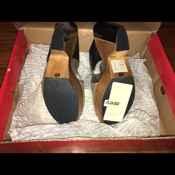 DKNY Hayden Clogs - Picture 6 of 7