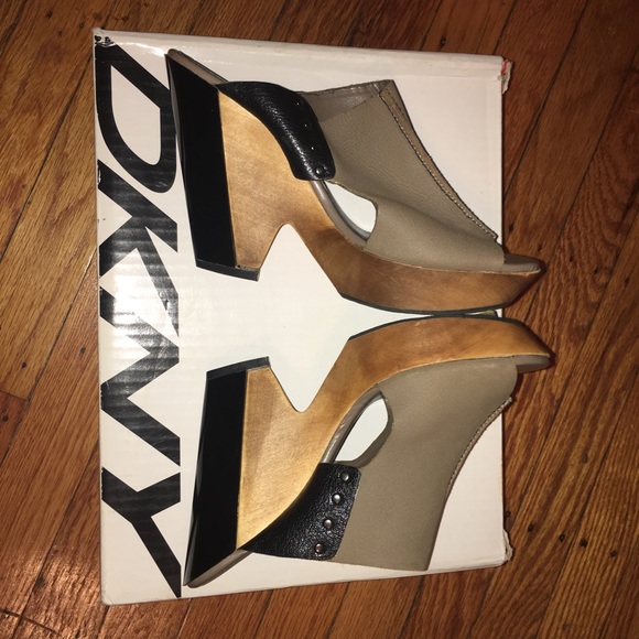 DKNY Hayden Clogs - Picture 4 of 7