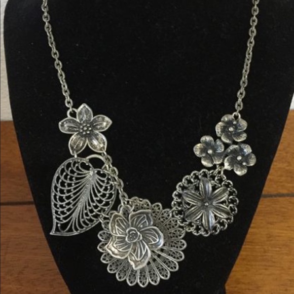 Jewelry - Pewter colored necklace