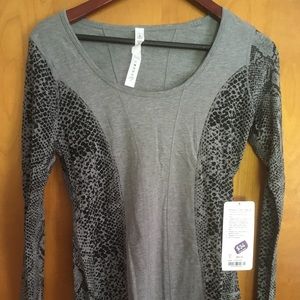 lululemon "between the lines" tee size 6 NWT