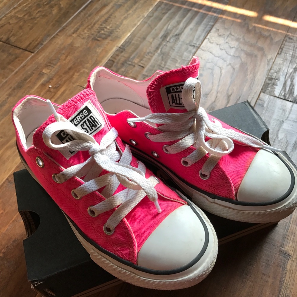 Pink Converse , worn twice , excellent condition.