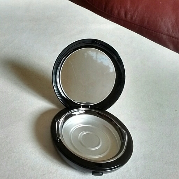 Plastic Make-Up Compact With Mirror - Picture 2 of 5