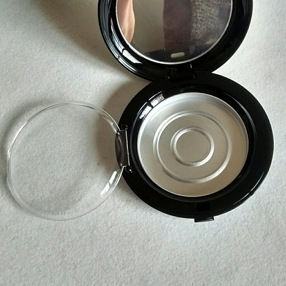 Plastic Make-Up Compact With Mirror - Picture 3 of 5