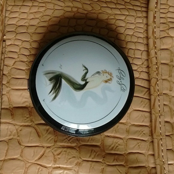 Plastic Make-Up Compact With Mirror - Picture 4 of 5