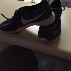 Men's Nike flyknit roshe