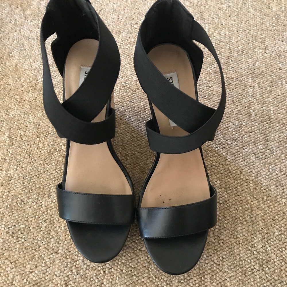 Steve Madden black scrappy wedges