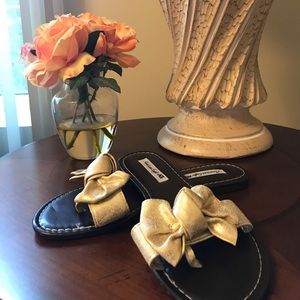 Super cute gold, bow slides!