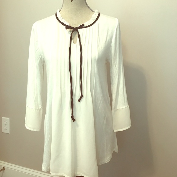 Fabulous top with shear detail - Picture 1 of 3