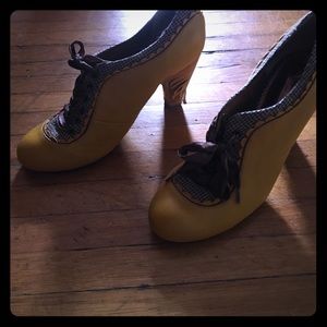 Mustard yellow leather + houndstooth heels!
