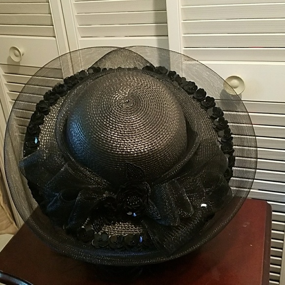 Alluring Black Hat with Back Bow - Picture 2 of 6