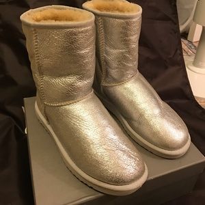 *MUST GO* - Classic Short Uggs - Silver