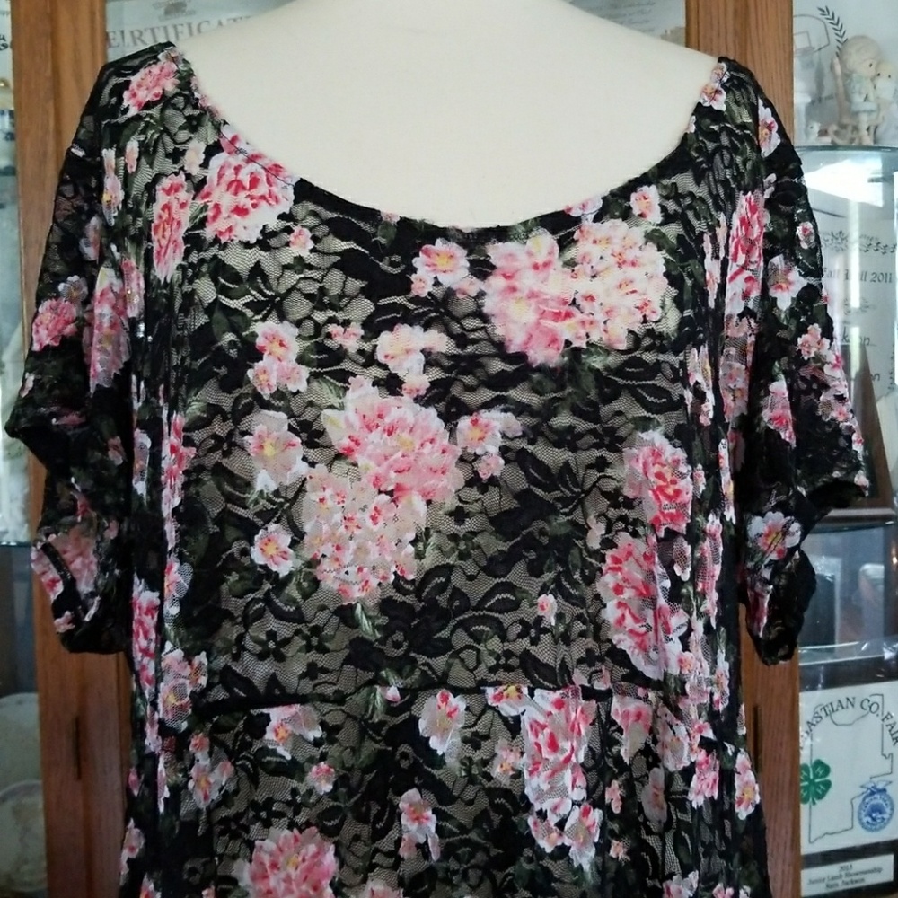 CUTE PLUS SIZE SHEER LACE PEPLUM TOP😁😁💙💖