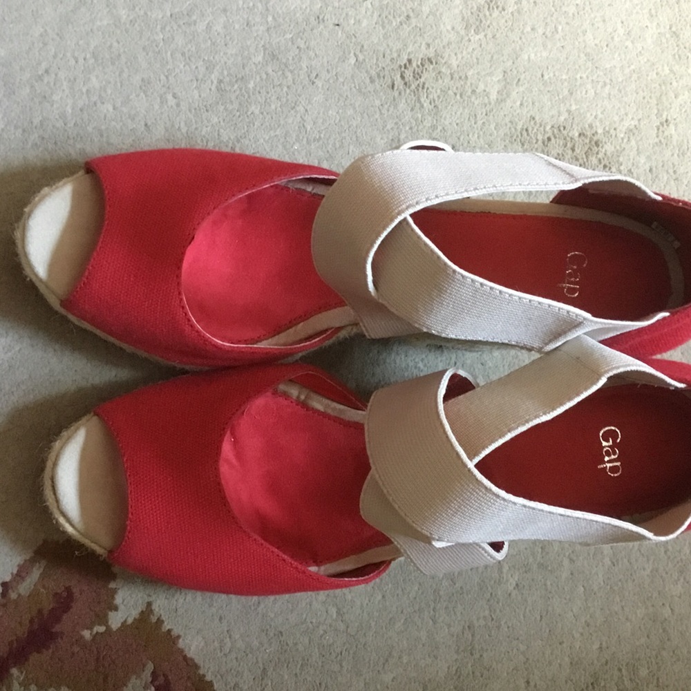 Red and beige wedges