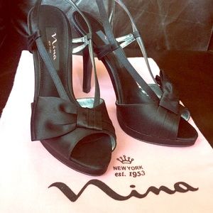 Peep toe w/ bow & ankle strap heel