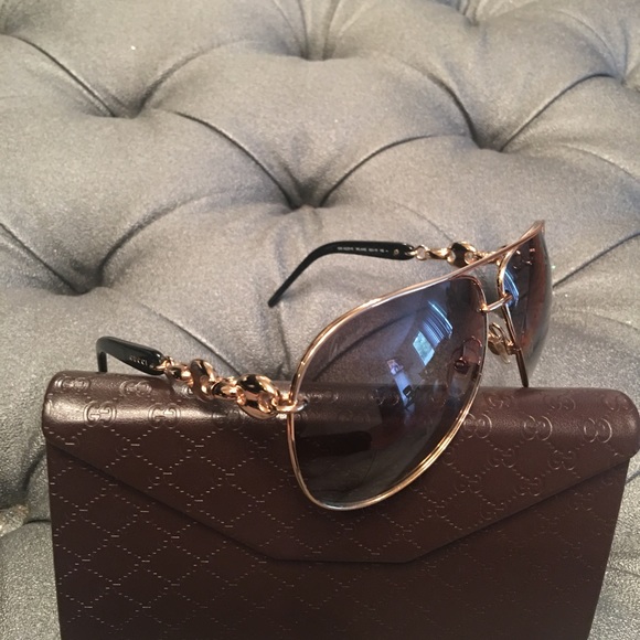 Gucci sunglasses 😎😎😎 - Picture 2 of 8