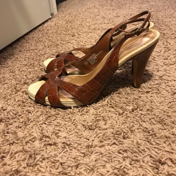 Size 8.5 Isaac Mizrahi brown strapped heels - Picture 2 of 5