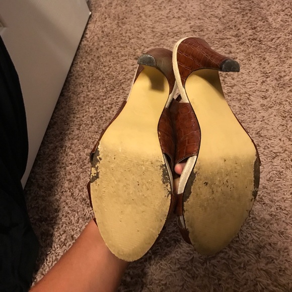 Size 8.5 Isaac Mizrahi brown strapped heels - Picture 3 of 5