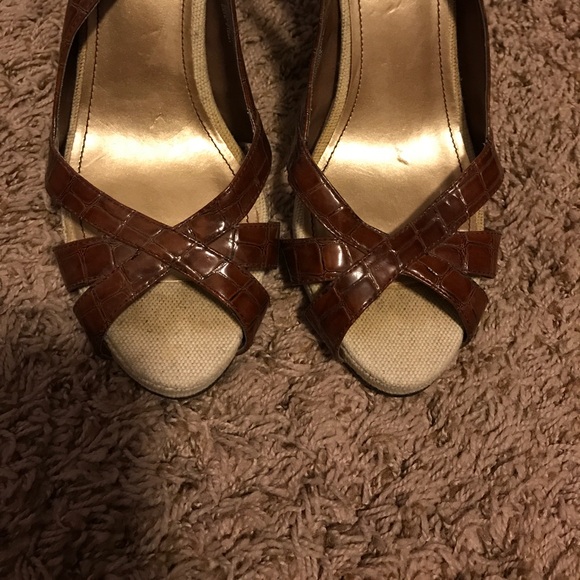 Size 8.5 Isaac Mizrahi brown strapped heels - Picture 5 of 5