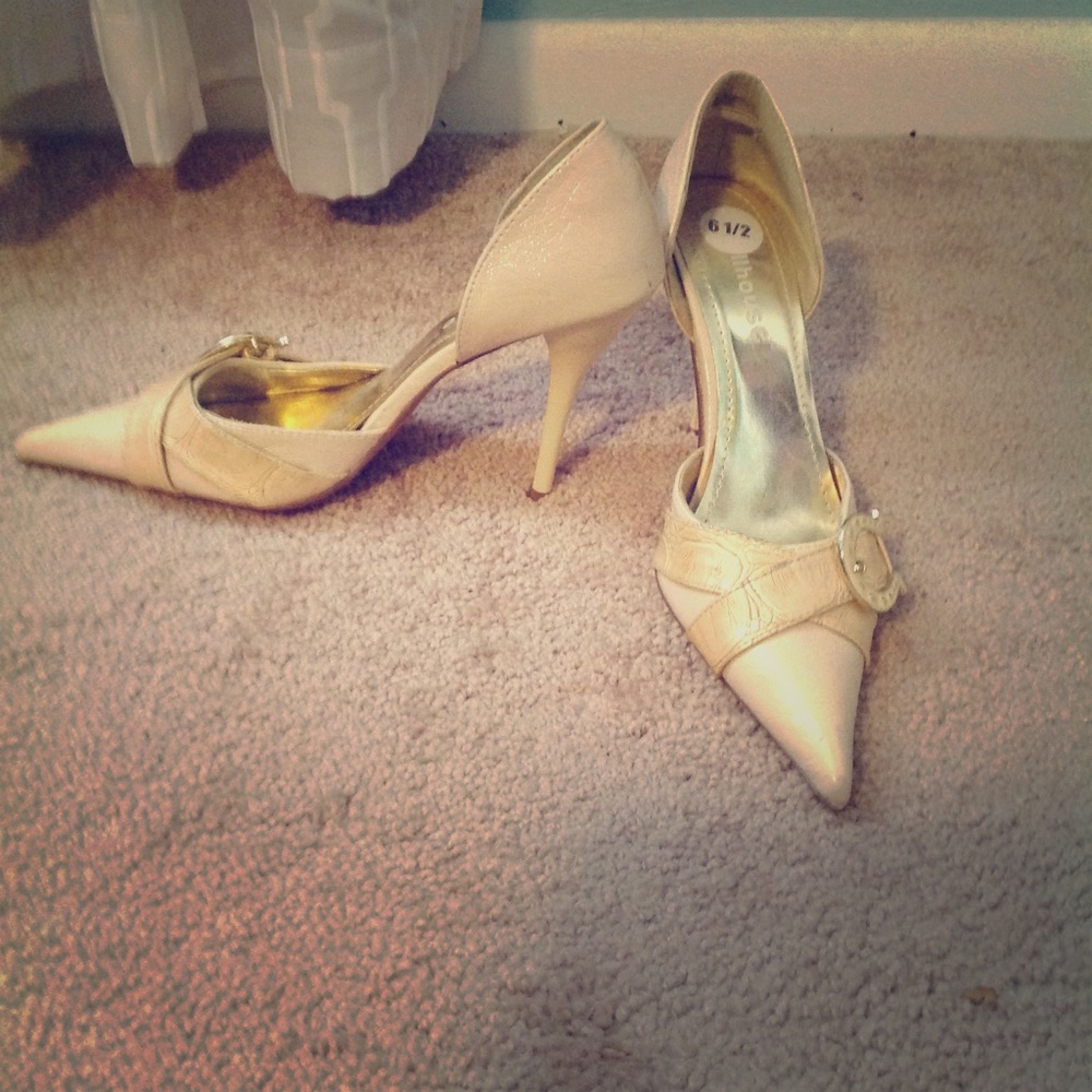 Beige pointed toe heels