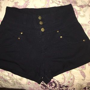Cute & simple high waisted black shorts!