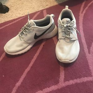 LIKE NEW White/silver Nike roshes