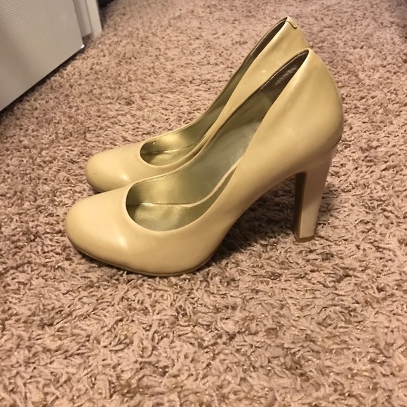 Jessica Simpson beige heels - Picture 2 of 5