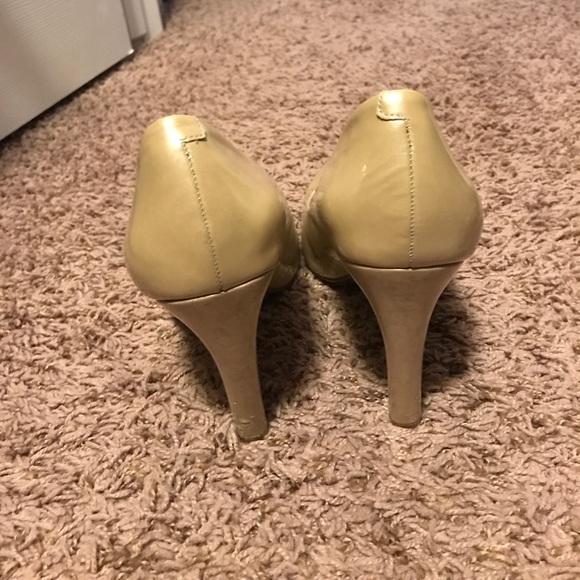 Jessica Simpson beige heels - Picture 3 of 5