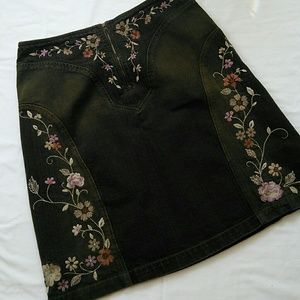 Apostrophe Embroidered jean skirt