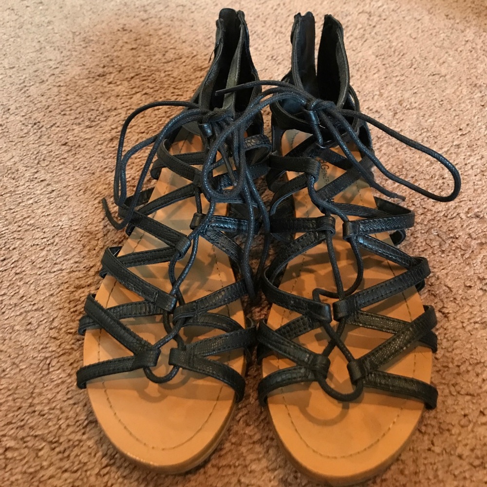 Gently worn Black strappy sandals!