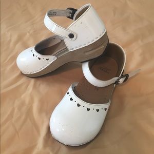 Girls Mary Jane Dansko shoes!