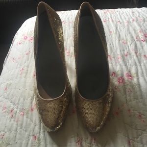 Size 10 gold glitter shoes approx 4 inch heel