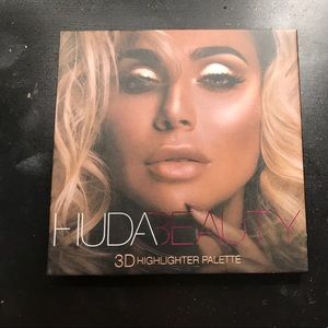 Huda Beauty highlighting palette