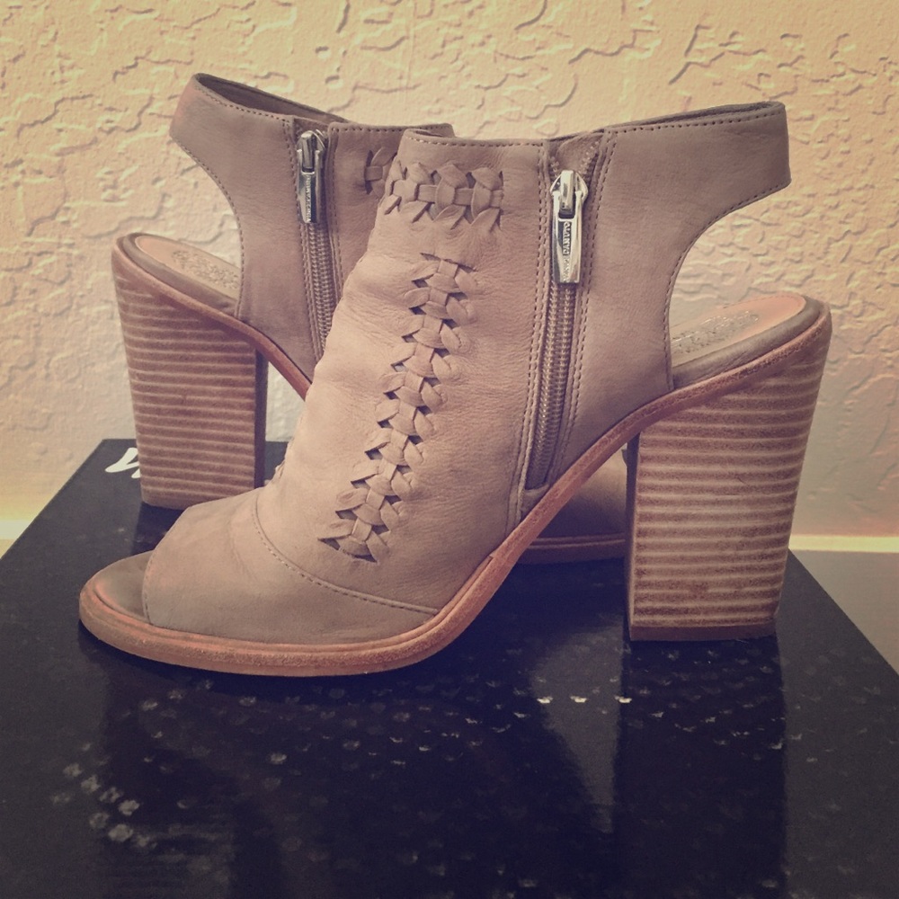 Vince Camuto nude peep toe wedges