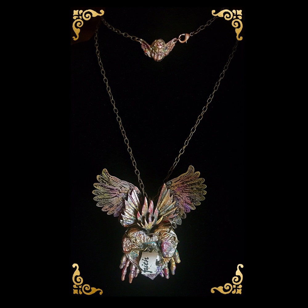Corazón De Deseos Amulet Necklace (3D Winged)