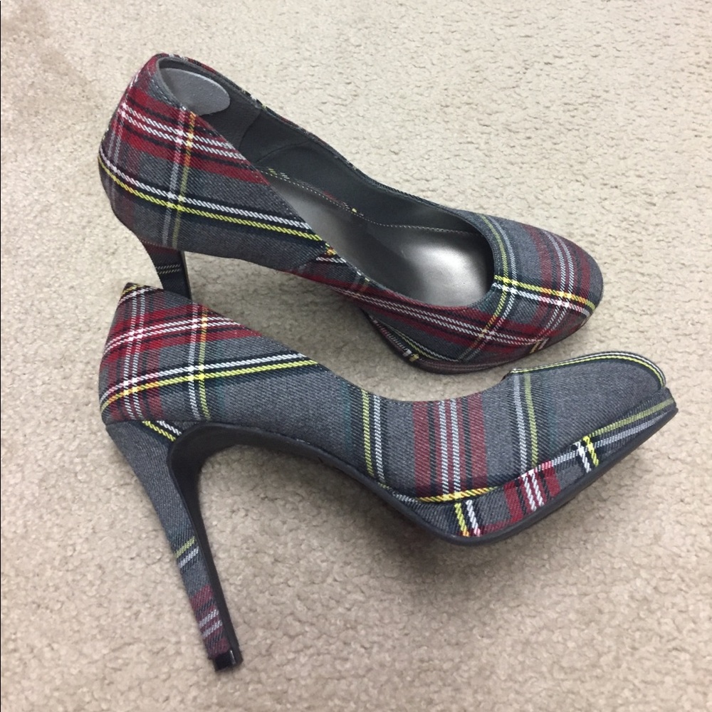 Fioni gray & red plaid platform heels, 9.5
