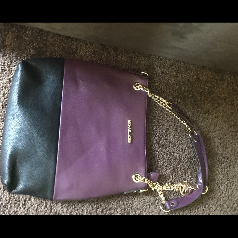 Women's shoulder bag.