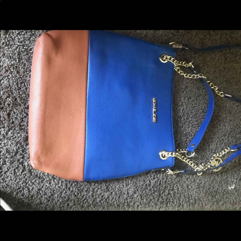 Women's shoulder bag.