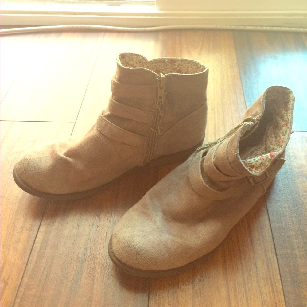 Cute short boots for girls!