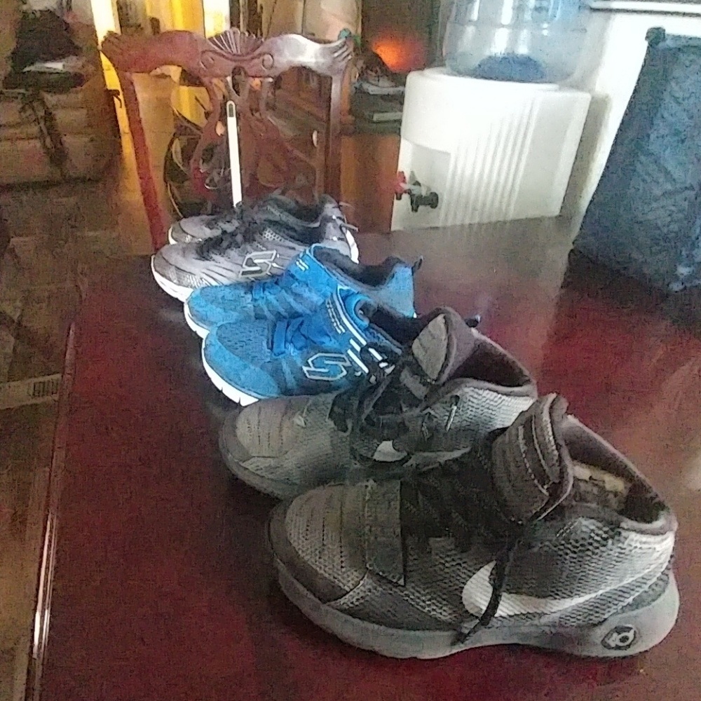 3 pairs size 4 boys tennis