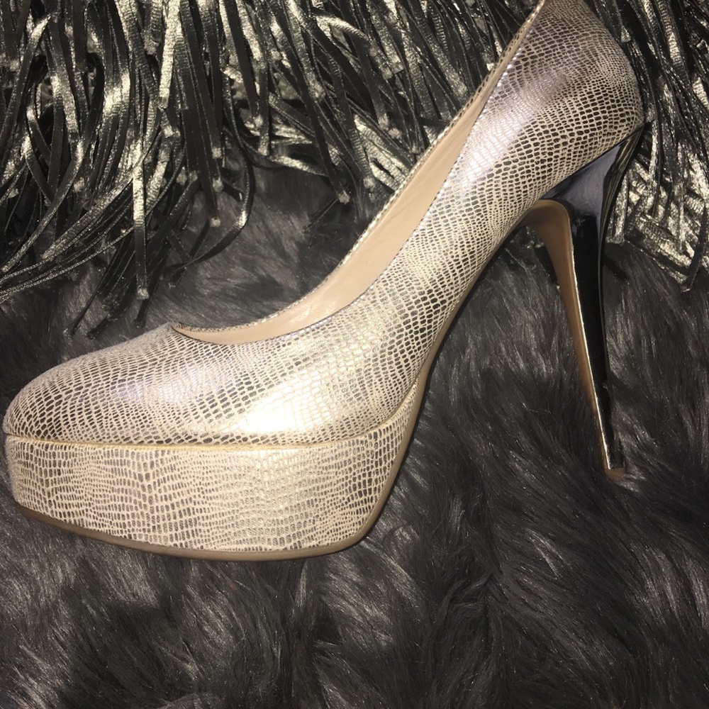 GUESS Pumps - Picture 3 of 4