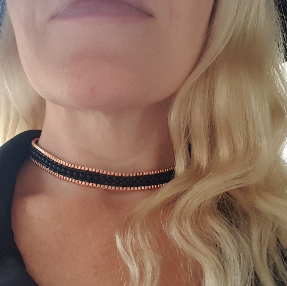 Interchangeable choker into bracelet