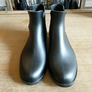 Black ankle rain boots, Chelsea style